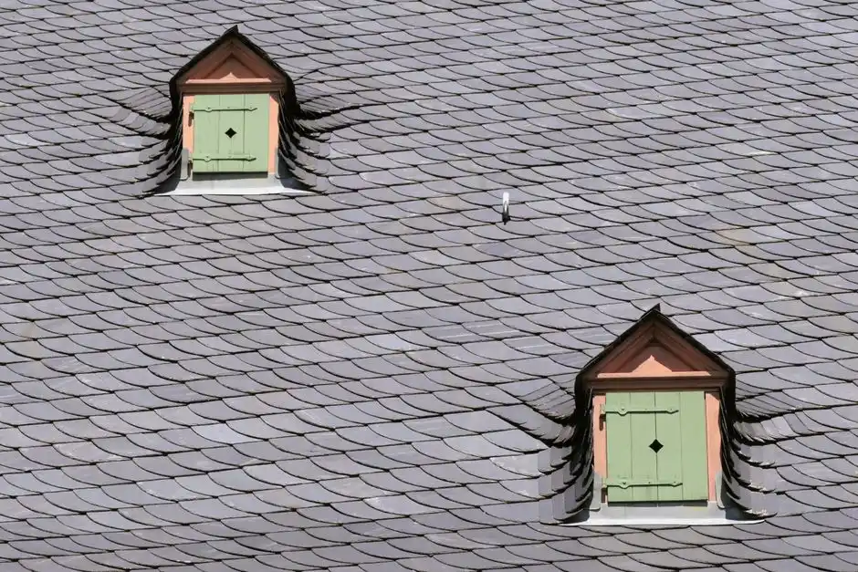 How to choose between roof repair and full roof replacement